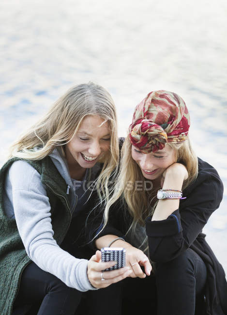 Estudiantes universitarios usando teléfono móvil - foto de stock