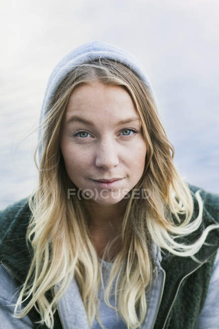 Студентка против реки — стоковое фото
