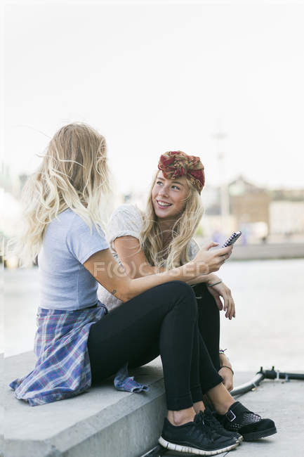 College students with mobile phone — Stock Photo