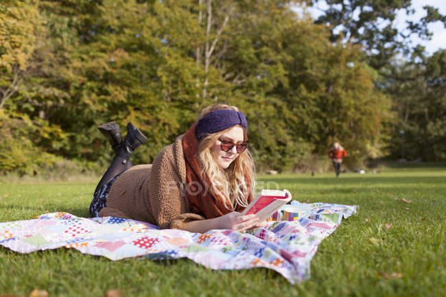 Woman reading book — Stock Photo