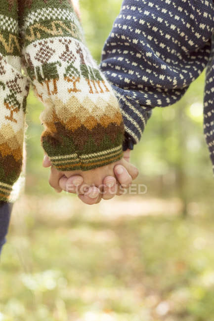 Joven pareja sosteniendo las manos - foto de stock