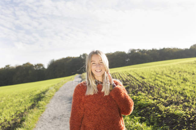 Glückliche junge Frau auf dem Feld — Stockfoto