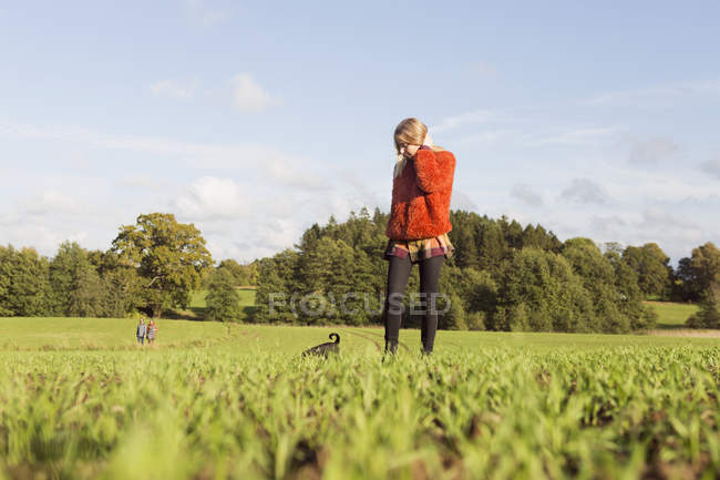 Woman with puppy on field — Stock Photo
