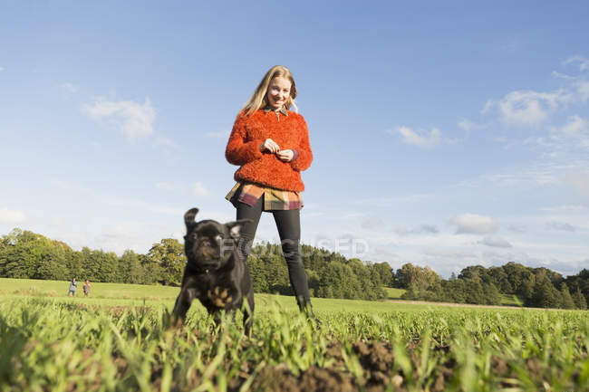 Donna con cucciolo sul campo — Foto stock