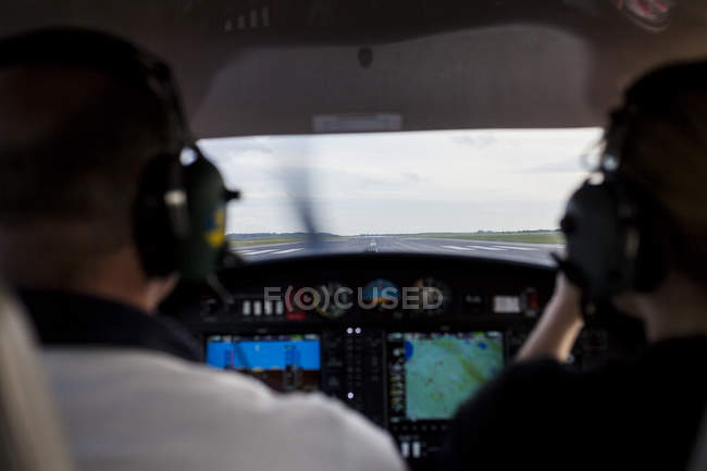 Piloten sitzen im Cockpit — Stockfoto