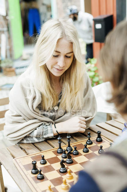 Couple playing chess — Stock Photo