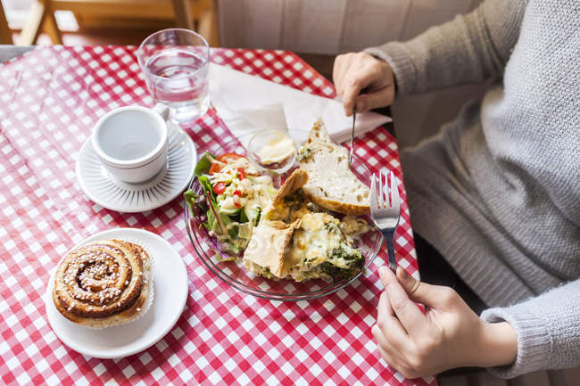 Frau isst Essen im Café — Stockfoto