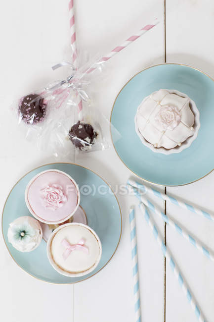 Cupcakes e pops na mesa — Fotografia de Stock