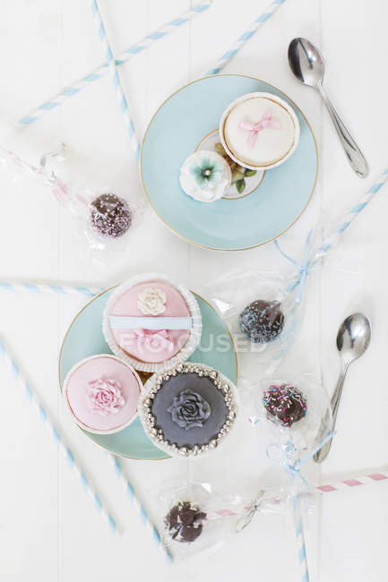 Cupcakes e pops na mesa — Fotografia de Stock