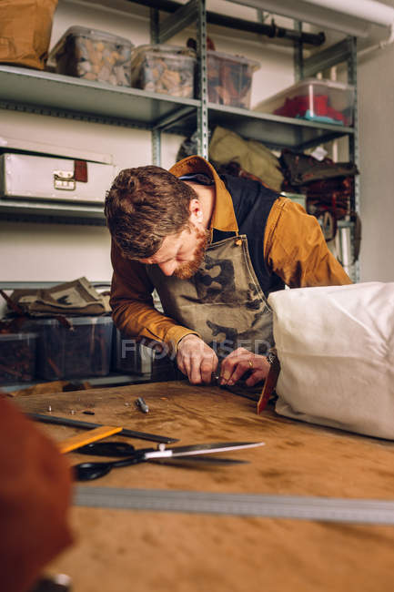 Trabalhador masculino na mesa de trabalho do saco — Fotografia de Stock
