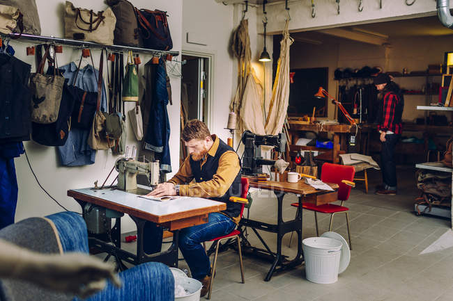 Trabalhadores usando máquina de costura — Fotografia de Stock