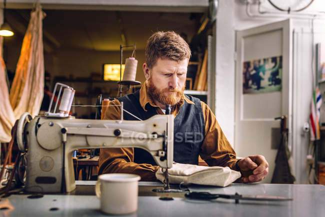 Trabajador analizando bolsa de bolsillo - foto de stock