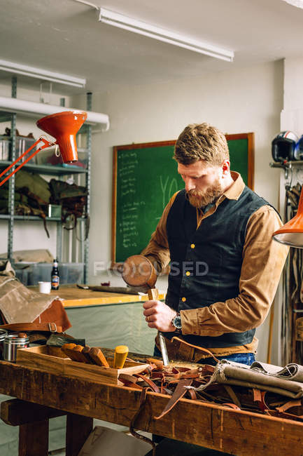 Mann mit Holzhammer — Stockfoto