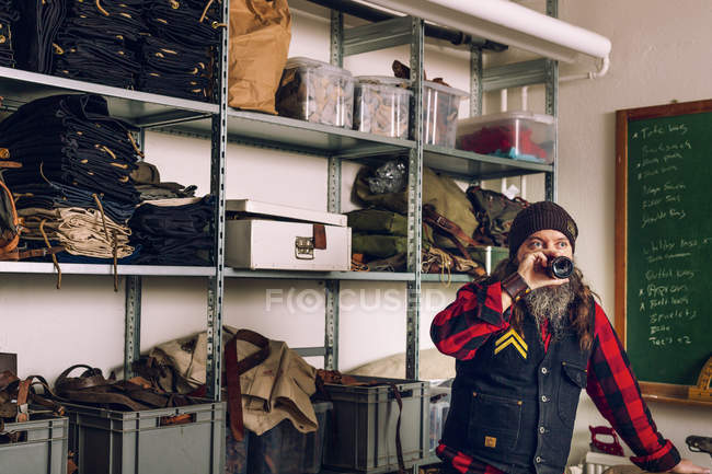 Trabajador masculino en fábrica de bolsas - foto de stock