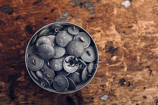 Frasco cheio de botões na mesa — Fotografia de Stock