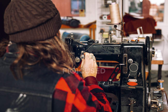 Работник с помощью швейной машины — стоковое фото