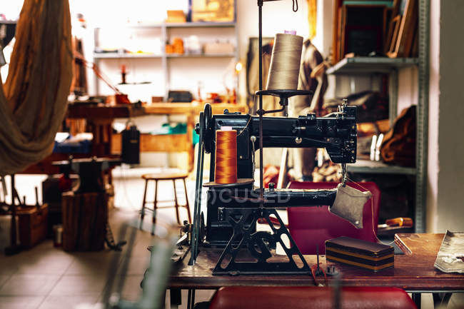 Máquina de coser en la mesa - foto de stock