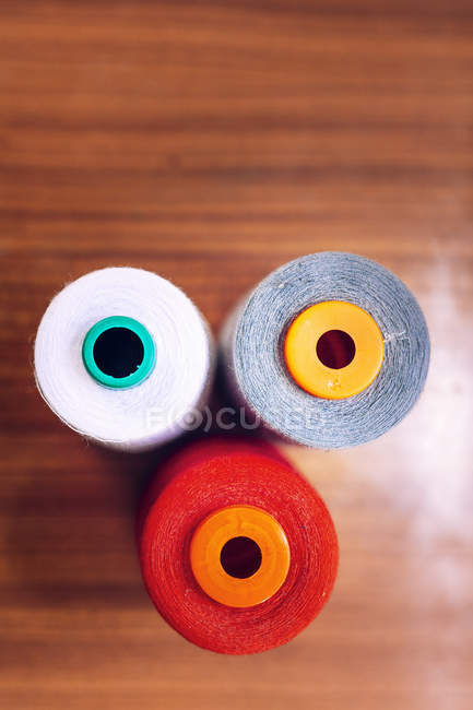 Разноцветные катушки резьбы на столе — стоковое фото