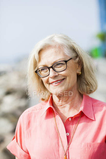 Feliz mujer mayor - foto de stock