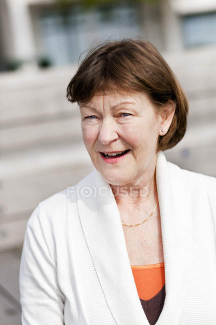 Feliz mujer mayor - foto de stock
