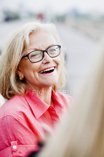 Lächelnde Seniorin — Stockfoto