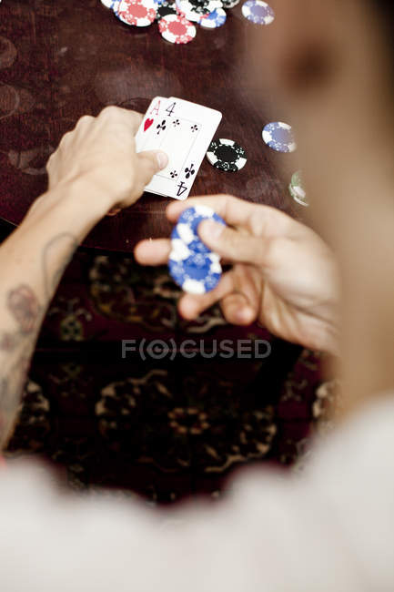 Мужчина играет в покер дома — стоковое фото