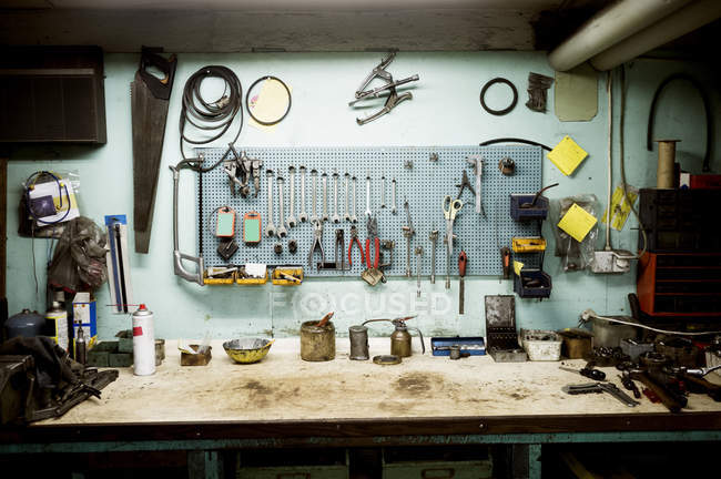 Secretária e ferramentas em oficina — Fotografia de Stock