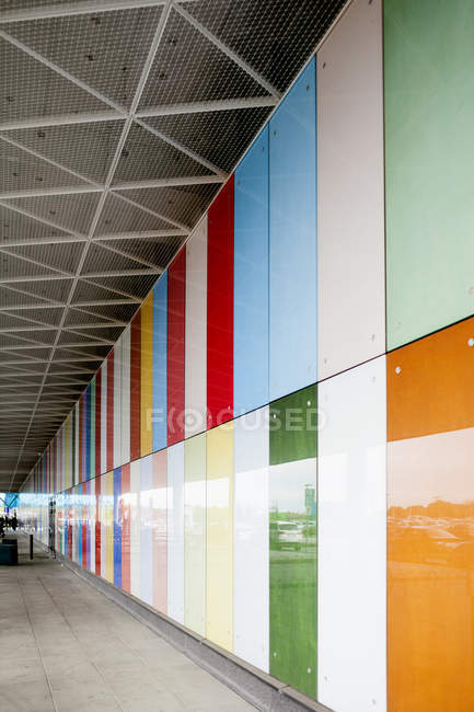 Багатокольорова плиткова стіна — стокове фото
