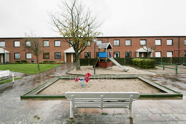 Parque infantil vacío durante la temporada de lluvias - foto de stock