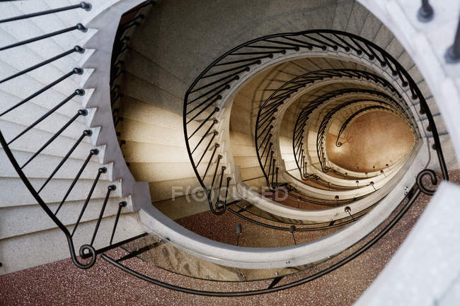 Винтажная спиральная лестница — стоковое фото