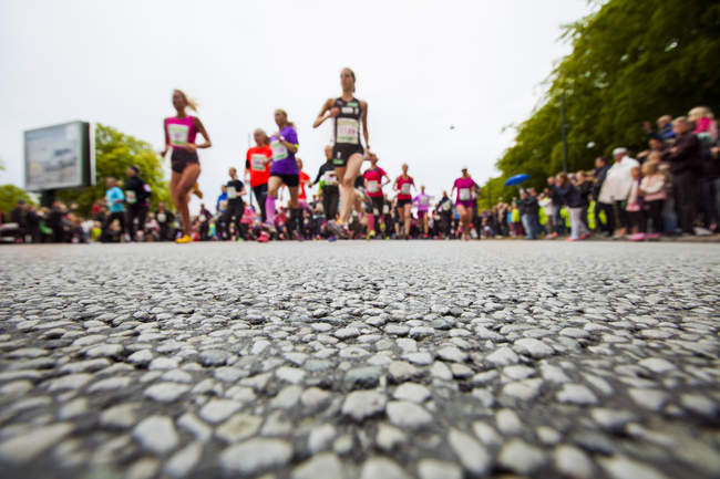 Люди біжать в марафоні — стокове фото