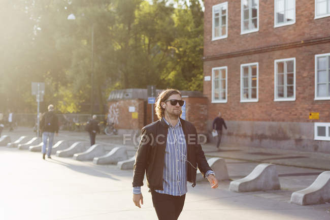 Uomo che cammina per strada — Foto stock