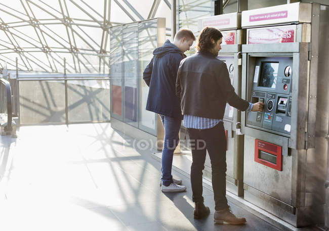Мужчины покупают билеты на поезд — стоковое фото