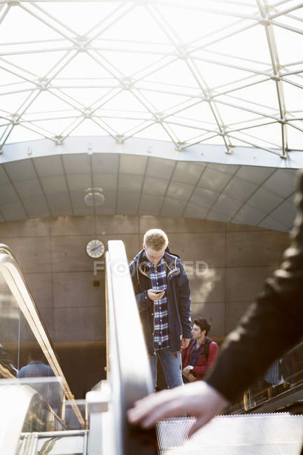 Чоловіки на ескалаторі на залізничній станції — стокове фото