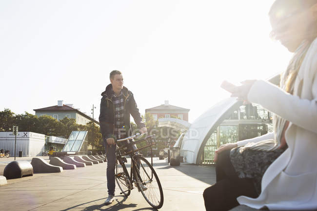 Homem de bicicleta com mulher — Fotografia de Stock
