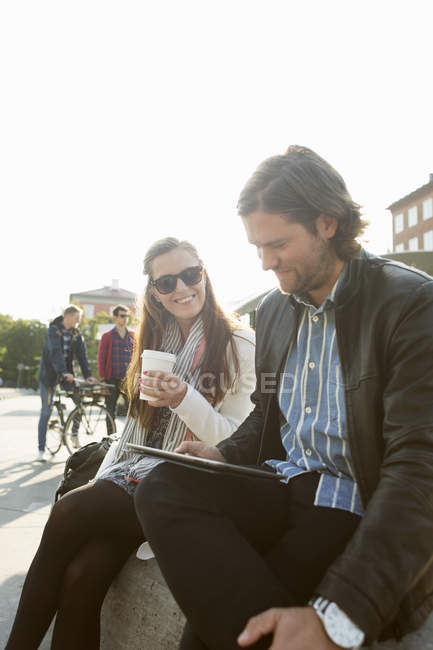 Empresaria tomando café con hombre de negocios - foto de stock