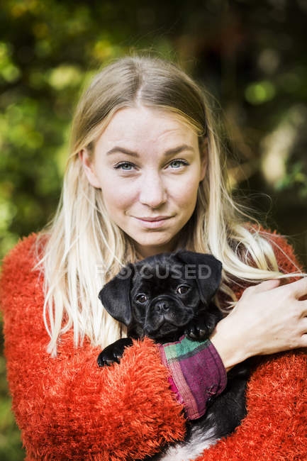 Jovem mulher abraçando cachorro — Fotografia de Stock