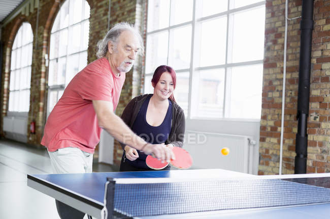 Mulher e homem jogando tênis de mesa — Fotografia de Stock