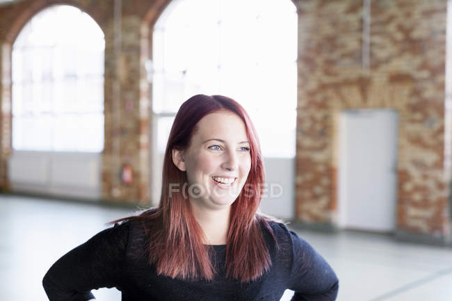 Mujer sonriendo en el club de salud - foto de stock