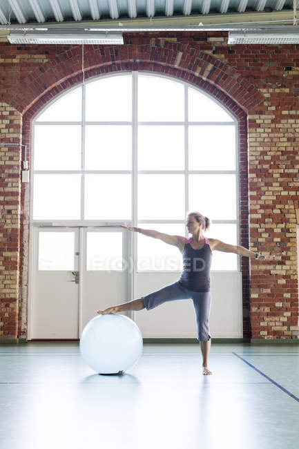 Frau trainiert mit Fitnessball — Stockfoto