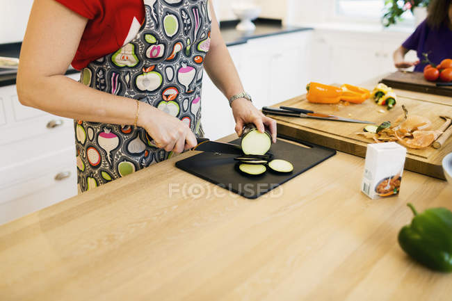 Mother chopping egg plant — Stock Photo