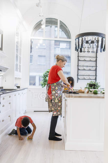 Madre e hija cocinando comida - foto de stock