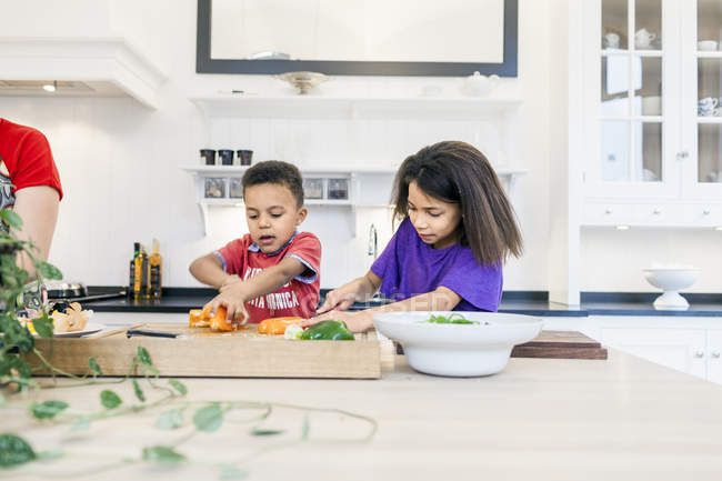 Mãe com crianças cozinhar juntos — Fotografia de Stock