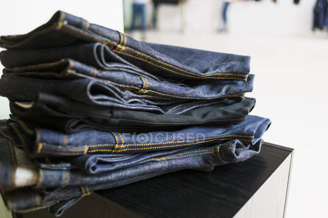 Pile de jeans neufs — Photo de stock