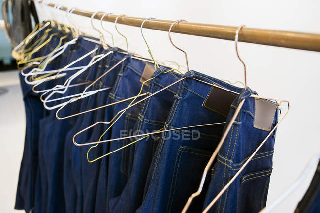 Jeans appesi al rack — Foto stock