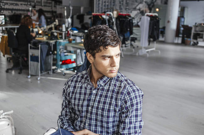 Lavoratore maschile nella fabbrica di jeans — Foto stock