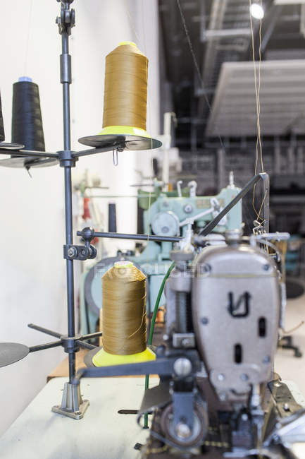 Швейная машина на заводе — стоковое фото