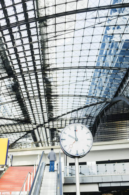 Годинник під скляною стелею вокзалу — стокове фото