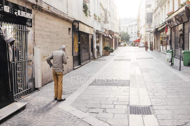 Старший чоловік, що стоїть на тротуарі — стокове фото