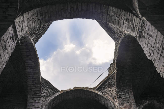 Vista del cielo vista a través de viejas ruinas - foto de stock